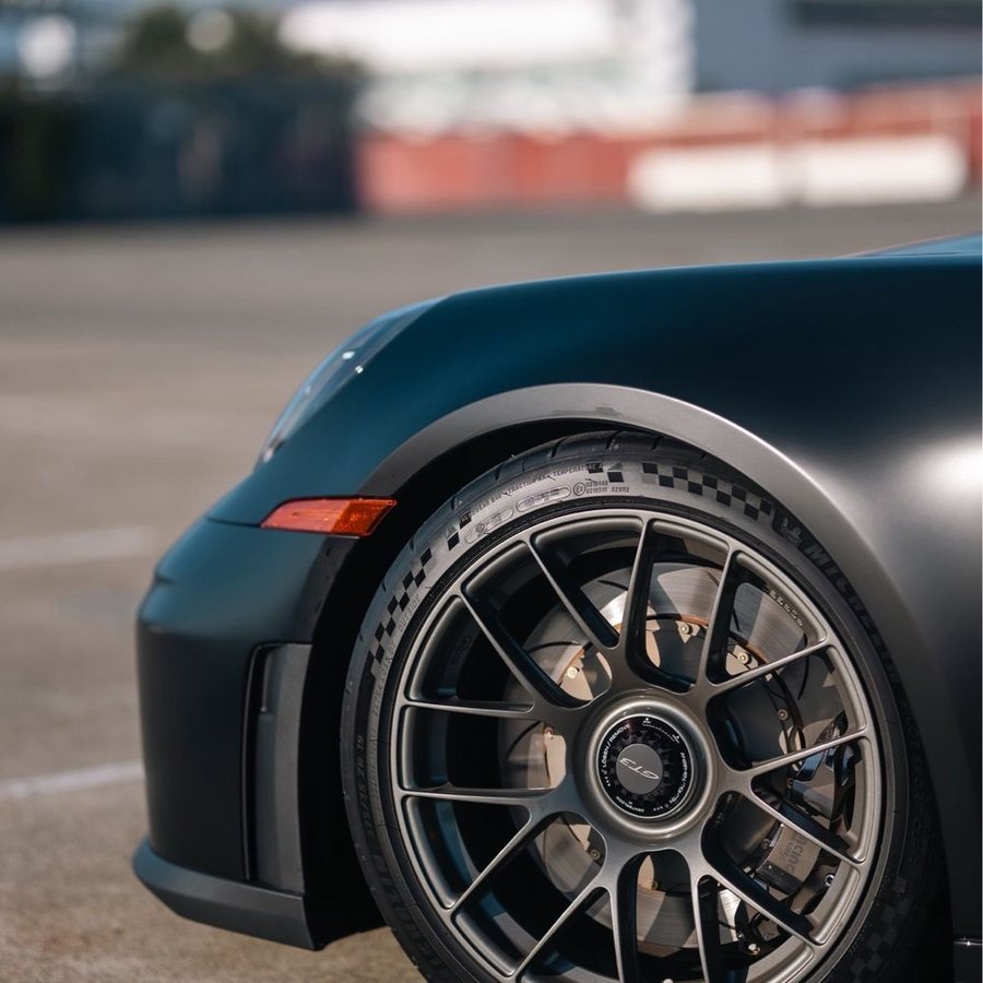 Bronze powder coated wheel on a black 911
